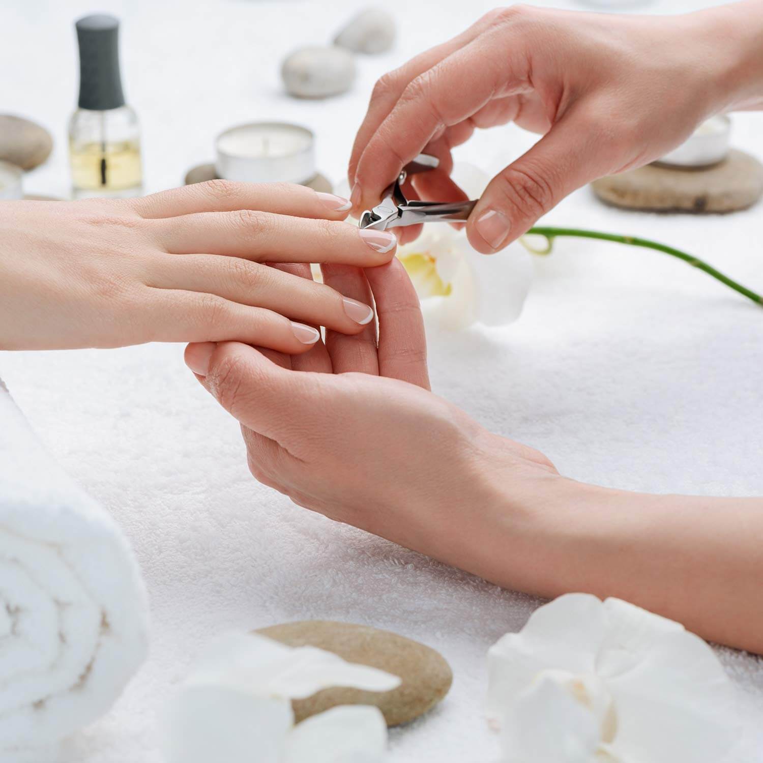 Biala – Obcinacz do Skórek i Paznokci ze Stali Nierdzewnej w użyciu podczas manicure
